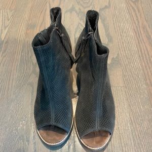 Toms zip up, opens toed short boots